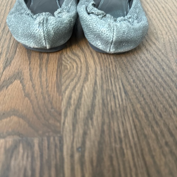 Tory Burch Shagreen Gray Ballet Flats Size 8 Fair condition - Picture 8 of 8